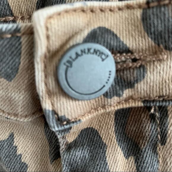 Blank NYC The Reade Crop Catwalk Cropped Denim Animal Print 28 - Picture 9 of 16